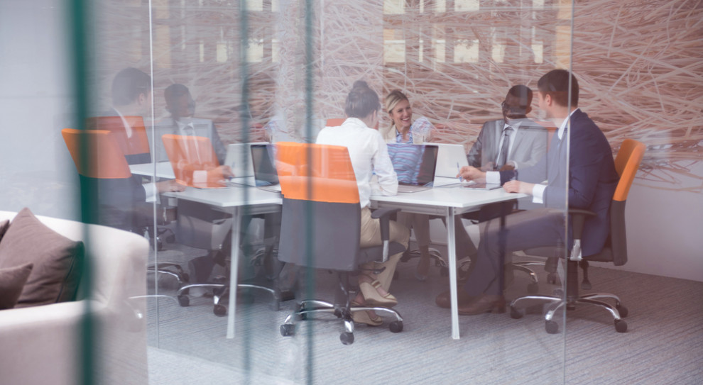 Aby poprawić poczucie stabilności i motywacji pracowników, organizacje muszą skoncentrować się na ludziach i ich doświadczeniu (Fot. Shutterstock)
