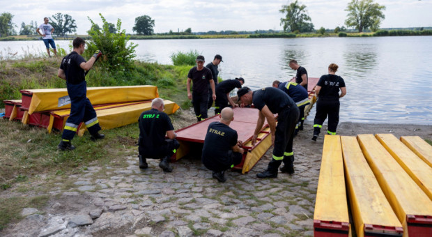 Katastrofa ekologiczna na Odrze była też dramatem dla żyjących z niej firm i osób. Fot. PAP - Lech Muszyński Poszkodowani pracownicy i przedsiębiorcy znad Odry będą mogli ubiegać się o "postojowe"