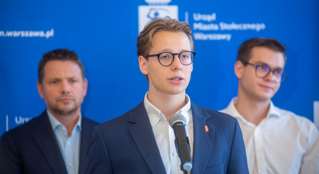 Z utworzenia stanowiska rzecznika praw ucznia bardzo cieszy się Antoni Pluskota, przewodniczący Młodzieżowej Rady Warszawy. Fot. UM Warszawa - R. Motyl Warszawa pionierem w tworzeniu nowego zawodu: miejskiego rzecznika praw ucznia