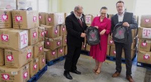 T-Mobile podarował 200 plecaków uchodźcom z Ukrainy
