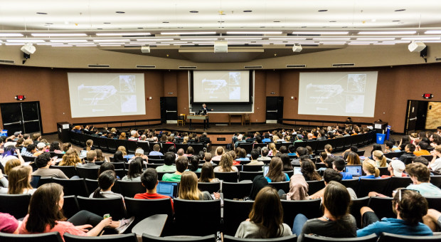 Ministerstwo Zdrowia przygotowało w roku akademickim 2022/23 1334 miejsca dla studentów stomatologii (Fot. Shutterstock) Kosztują nawet 300 tys. zł. Najbardziej oblegane studia w Polsce nie są ani łatwe, ani tanie