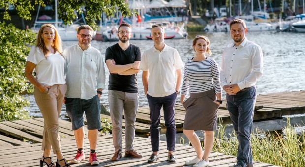 Zespół oraz ambasadorzy projektu Kurs na IT (Fot. mat. pras.) Chcą przyciągnąć specjalistów na Warmię i Mazury. "Nie będzie to kolejny reklamowy landing page"
