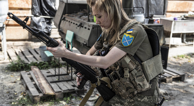Na froncie walczą tysiące ukraińskich kobiet. Mają zakaz opuszczania kraju?