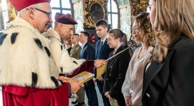 Ponad 6 tys. studentów z 30 różnych krajów rozpoczęło naukę na Uniwersytecie Medycznym we Wrocławiu (fot. UM we Wrocławiu) Studenci Uniwersytetu Medycznego wracają do nauki stacjonarnej