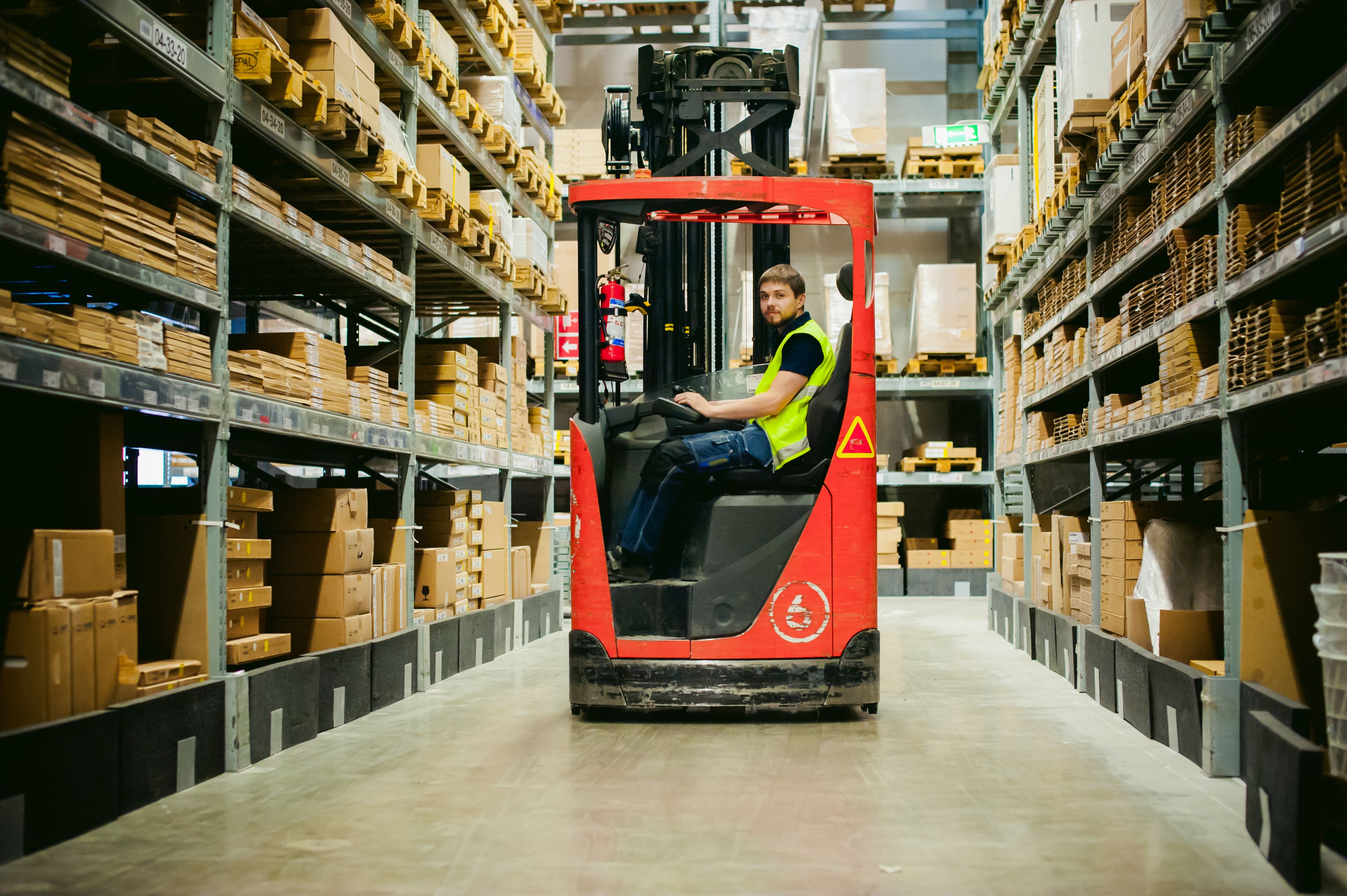 Skrócenie czasu pracy operatora wózka widłowego będzie się wiązać z koniecznością zwiększenia tempa i intensywności pracy (Fot. Shutterstock)