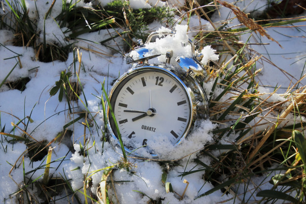 Wkrótce zimowa zmiana czasu. Kiedy dokładnie trzeba przestawić zegarki?
