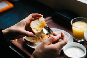 Jedzeniowe grzechy Polaków: bez śniadania do pracy, głód zagryzają przekąskami