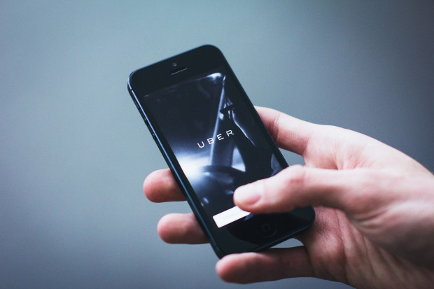 Gwałty w taksówkach z aplikacji. Taxi, Uber i Bolt zaostrzają wymogi wobec kierowców