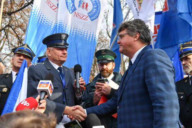 Wiceminister o postulatach mundurowych: rozważymy, przeczytamy