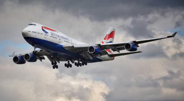 British Airways aktualizuje zasady. Piloci i stewardzi będa mogli nosić makijaż i kolczyki