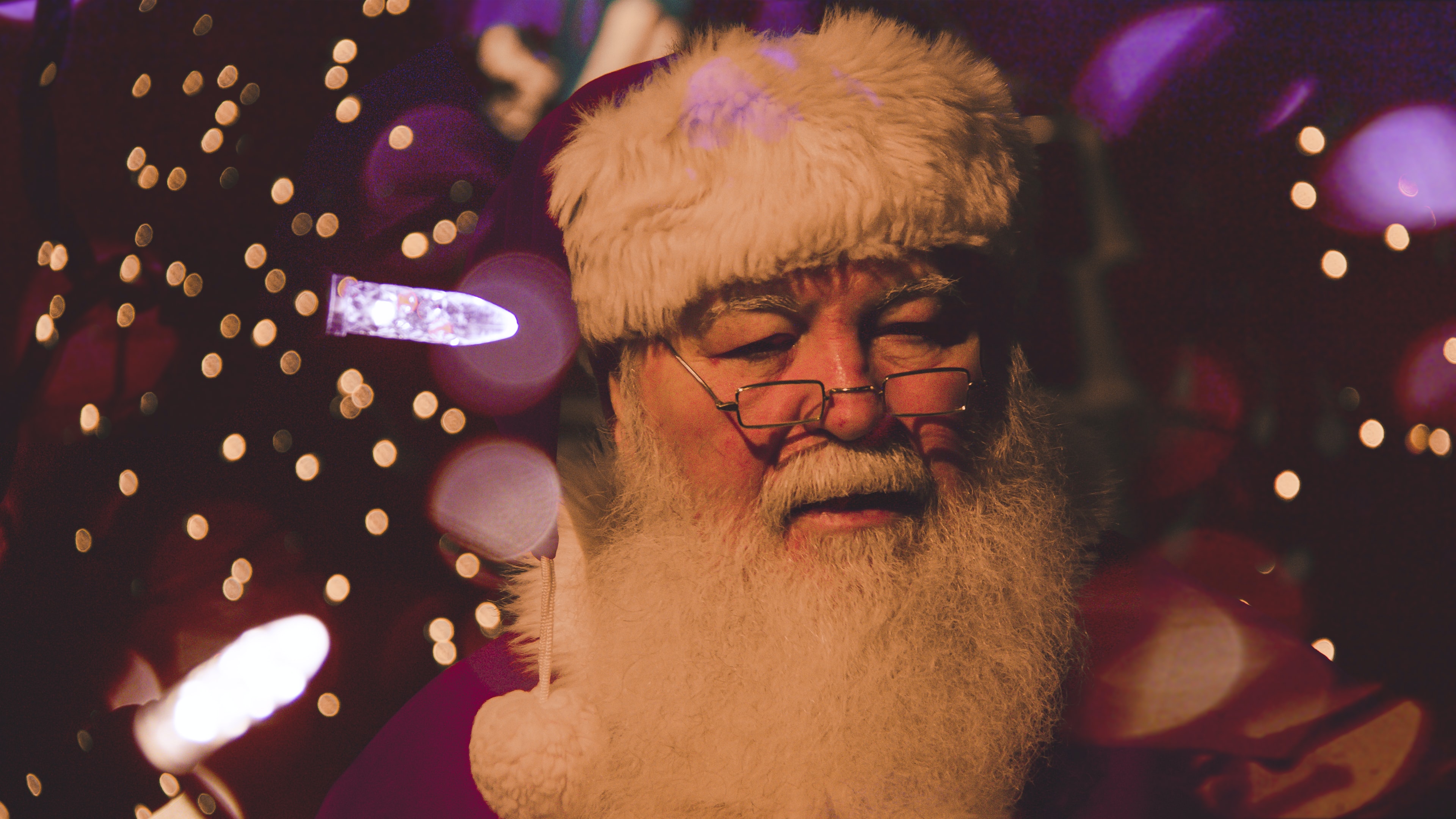 Mikołajów poszukują osoby indywidualne, centra handlowe i firmy – na swoje Christmas Parties (fot. Srikanta/Unsplash)