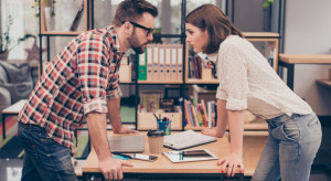 Kobiety nadal są pomijane podczas awans&oacute;w. Oto przyczyna