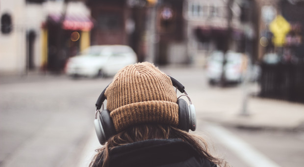 Ponad miliard młodych ludzi zagrożonych ubytkami słuchu. Winne słuchawki i głośne otoczenie