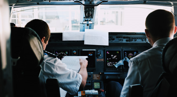 Wśród najpilniejszych kwestii do uregulowania znajduje się m.in. ustabilizowanie grafików pracy. (fot. Blake Guidry/Unsplash) Powstała Solidarność pilotów linii lotniczej SprintAir