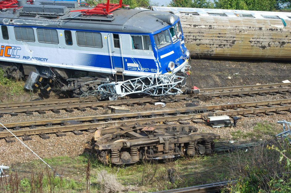 Katastrofa kolejowa w Babach w 2011 r. (fot. Mat. PAP/Grzegorz Michałowski)