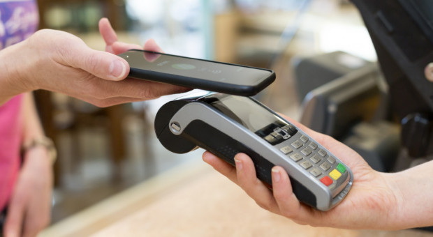 Większość spraw załatwiamy przez telefon (fot.shutterstock) Polacy polubili płacenie telefonem