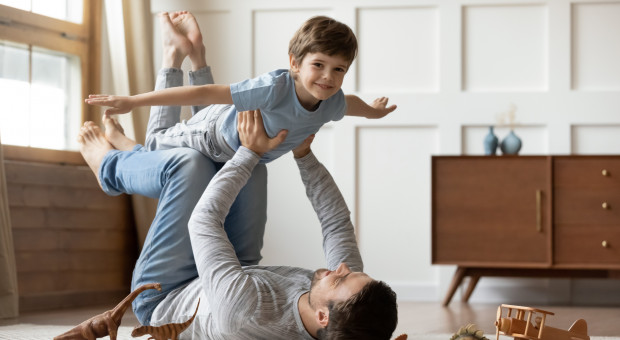 Po zmianie przepisów część urlopu rodzicielskiego - 9 tygodni dla każdego z rodziców - będzie nie do przeniesienia (fot. Shutterstock.com) Bardzo korzystne dla ojców zmiany w urlopie rodzicielskim. Nawet tydzień wolnego co roku