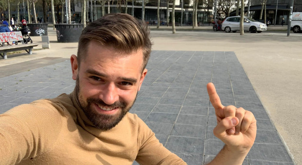 Maciej Kawecki prezentuje chodnik w Barcelonie, który w całości wykonany jest z ogniw fotowoltaicznych (fot. Facebook/Maciej Kawecki) Dlaczego pomysłowym ludziom trudno wybić się w Polsce?