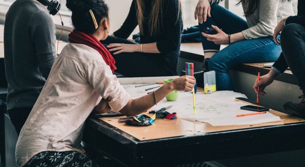 Spadek wyniku Inclusion Index odnotowało aż 8 spośród 12 rynków fot. PIxabay) Nie idziemy do przodu z różnorodnością i integracją w pracy
