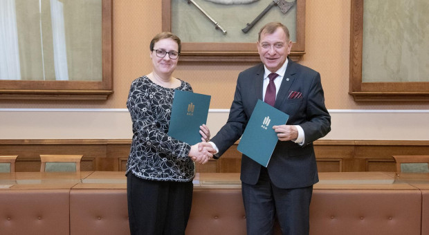 Dominika Bettman, dyrektor generalna Microsoft w Polsce oraz prof. Jerzy Lis, rektor AGH (fot. AGH) Krakowska uczelnia rozszerza współpracę z Microsoftem