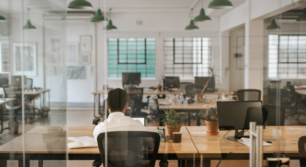 Wpływ sztucznej inteligencji będzie zależał od branży (fot. Shutterstock) Nowy gorący trend zmiecie aż 300 milionów miejsc pracy