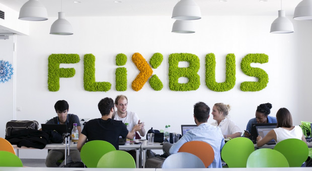 Firma Flix zatrudnia obecnie ponad 3 tysiące osób (fot. mat. pras.) FlixBus zwiększa zatrudnienie w Warszawie. Rekrutacja trwa