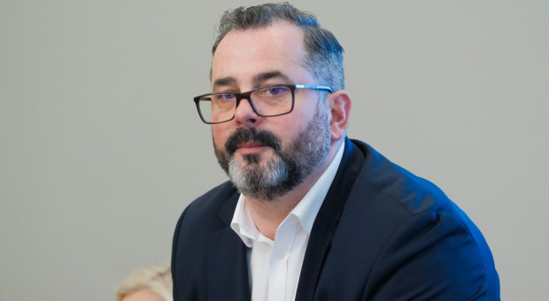 Wiceprzewodniczący Nowej Lewicy Arkadiusz Iwaniak (fot. PAP/Mateusz Marek) Na te przepisy czeka 1,7 mln osób. "To tylko wina PiS-u"