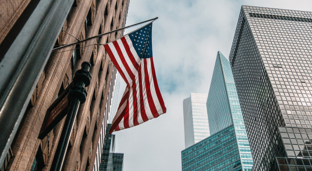 Umowa o pracę, płatne chorobowe czy urlop tylko dla szczęściarzy. Witamy w USA