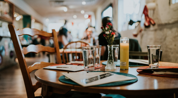 Lista uciążliwych klientów funkcjonowała w Niderlandach do 2018 roku, teraz zostanie wznowiona (fot. Unsplash/Sandra Seitamaa) Gastronomia ma dość. Wprowadza czarną listę uciążliwych klientów