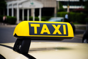 Taksówki znikają z ulic. Taksówkarze i korporacje zwijają biznes