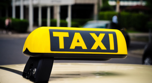 Taksówki znikają z ulic. Taksówkarze i korporacje zwijają biznes