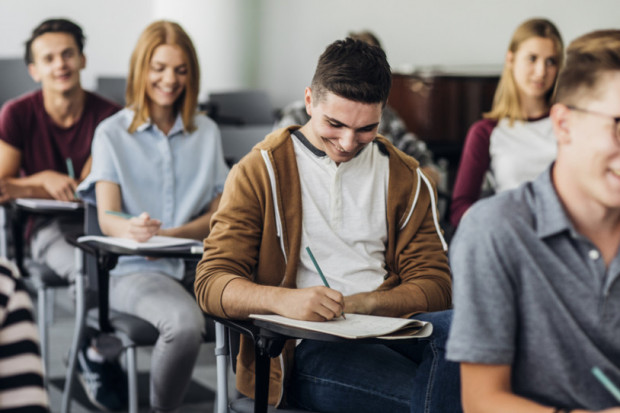 KE uważa zmiany w celu zakończenia sporu o program Erasmus za niewystarczające