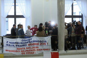 Niepełnosprawni protestują w sejmie, minister Maląg woli inną formę dialogu