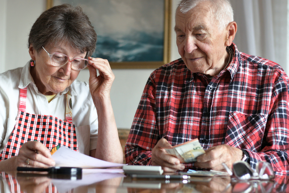 Ewa Kopacz podkreśliła, że seniorzy nie chcą "jałmużny", tylko to, co im się należy za ciężką pracę (Fot. Shutterstock)