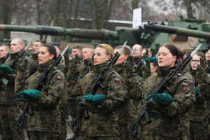 Kobiety w polskim wojsku nie dostają biustonoszy. Minister tłumaczy dlaczego