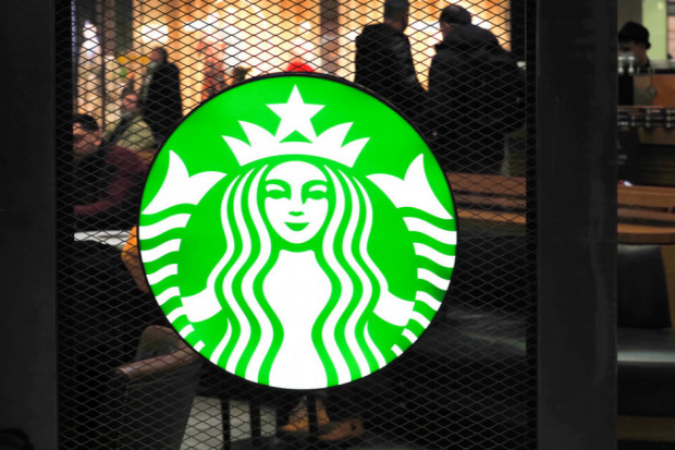 Nowy szef Starbucksa zamierza pracować w kawiarniach sieci. Raz w miesiącu będzie baristą