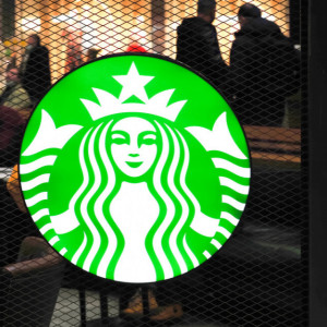 Nowy szef Starbucksa zamierza pracować w kawiarniach sieci. Raz w miesiącu będzie baristą