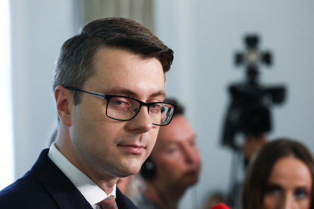 Rząd PiS wycofuje się z planów "usprawnienia" sprowadzania do polski cudzoziemców
