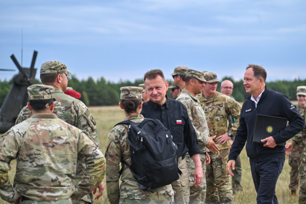 Szef MON: Polscy piloci rozpoczną szkolenia na śmigłowcach Apache