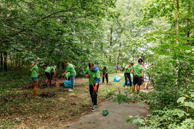 Pracownicy Żabki posprzątali przyszpitalny park