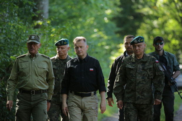Mariusz Błaszczak uważa, że polska armia oferuje żołnierzom dobre warunki służby