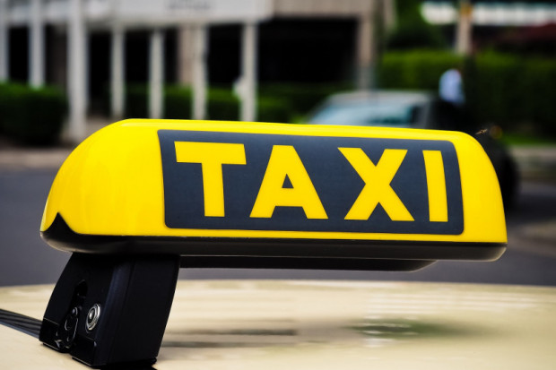 Rząd bierze się za kierowców taksówek na aplikacje. Weryfikacja będzie wnikliwa