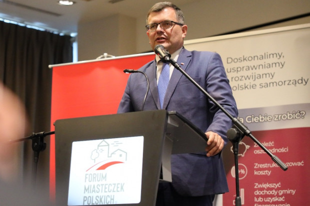 Rady ministra dla nisko opłacanych nauczycieli: wyprowadź się z miasta i weź dodatkowe godziny
