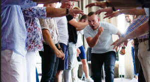 Kuszą luksusowymi benefitami. Ich pracownicy jeżdżą mercedesami, bmw i porsche