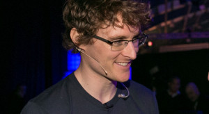 Szef wielkiej konferencji musiał odejść, bo zr&oacute;wnał ofiary z agresorami