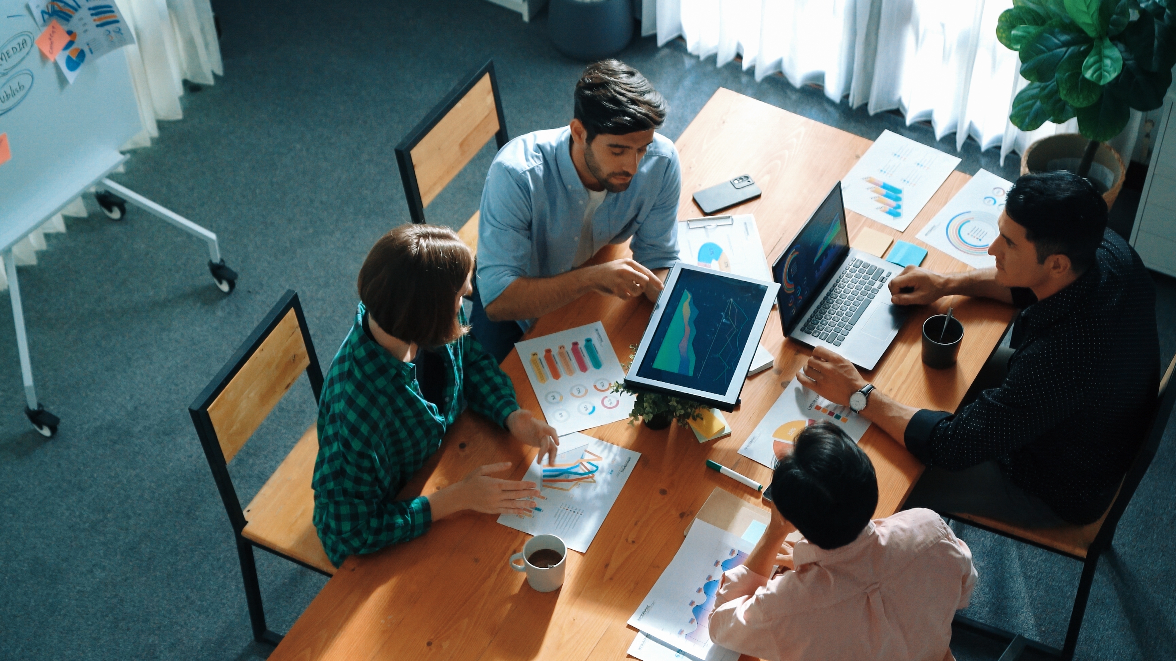 Per trattenere Z nell'organizzazione, i superiori devono essere aperti e pronti a fornire supporto nelle situazioni difficili (foto: Owlie Productions/Shutterstock)