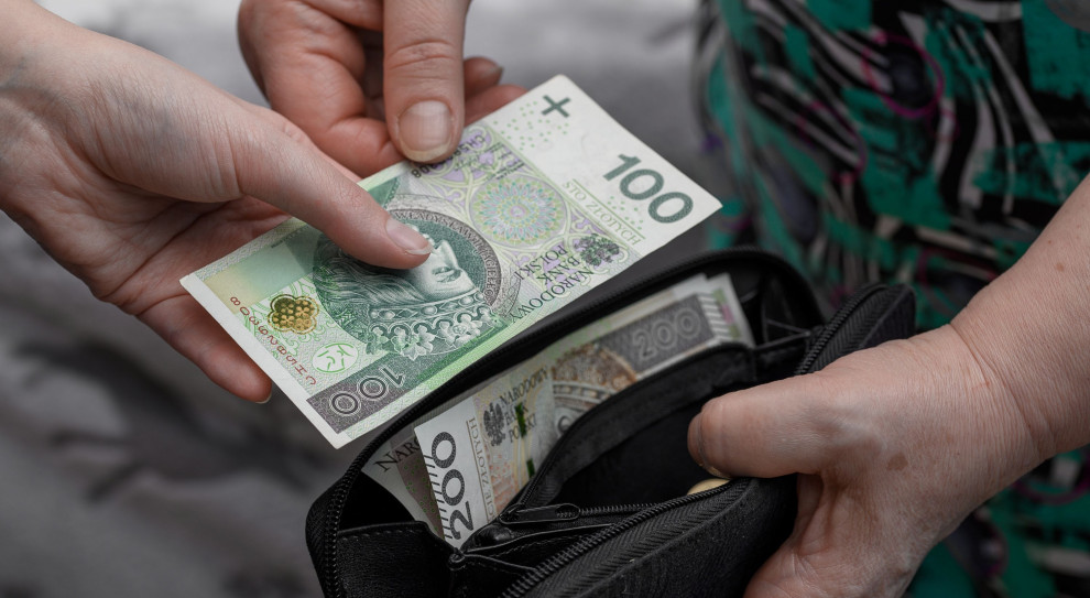Bailiff won't leave even the minimum in the account, no more protection. New regulations in the Sejm