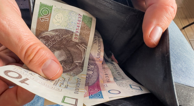 Rząd zaplanował obniżkę realnych płac w budżetówce. Nie tak miało być