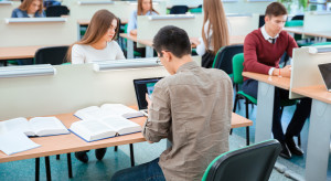 Absolwenci bez problemu znajdują pracę. Jednak często poniżej kwalifikacji