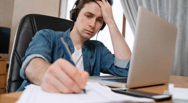 Przytuleni do etatu. Strach zatrzymał Polaków w pracy